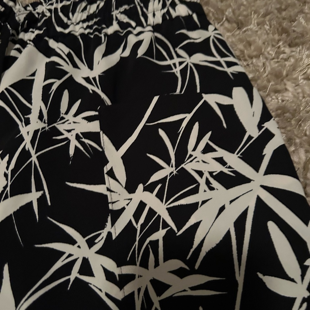 Express Women's Black and White palm tree summer Shorts - Picture 2 of 7